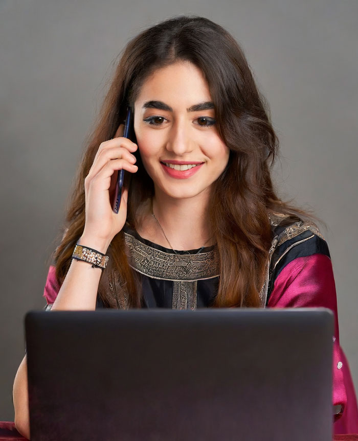 Ragazza al telefono e al pc