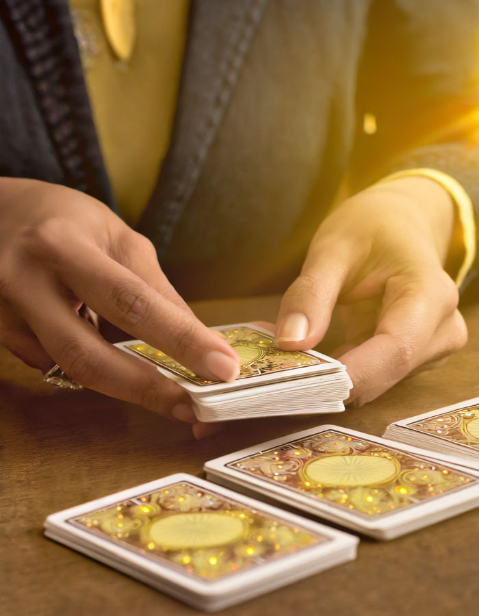 Cartomante mischia le carte