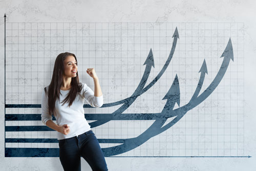 Ragazza davanti ad un grafico con delle frecce che salgono