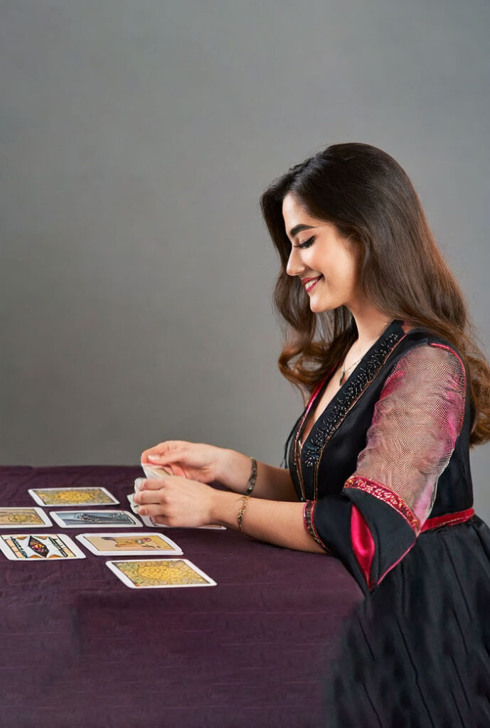 Cartomante con tarocchi stesi su un tavolo