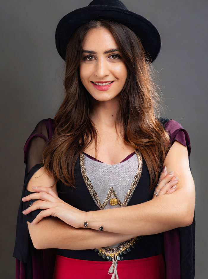 Ragazza con le braccia incrociate e vestiti gitani